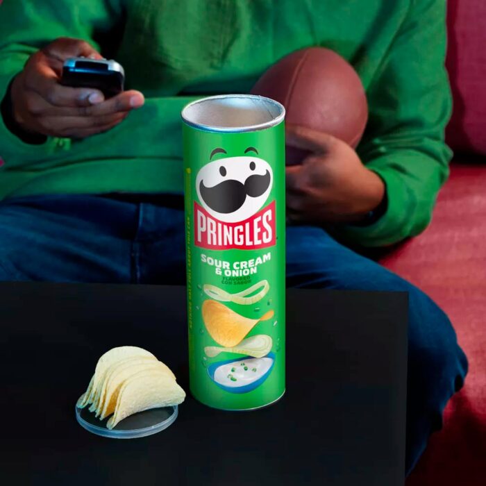 Pringles Sour Cream & Onion Potato Crisps Chips - 5.5oz - Imagen 3