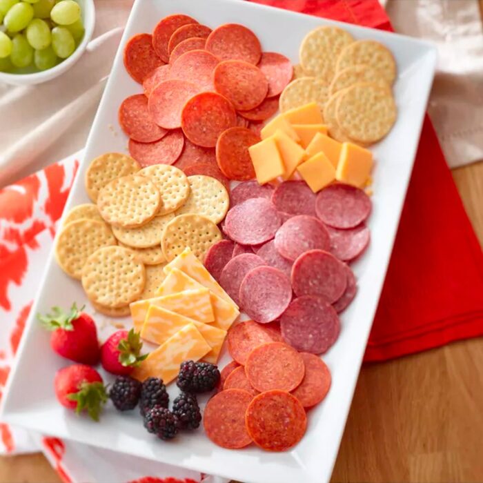 Gatherings Hard Salami, Pepperoni, Cheese & Crackers Party Tray - 28oz - Imagen 2